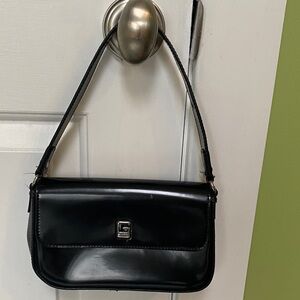 Elegant Black Leather Guess Shoulder Bag